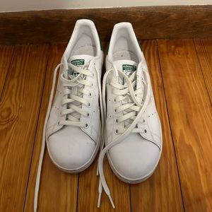 Like new trendy Stan Smith sneakers!